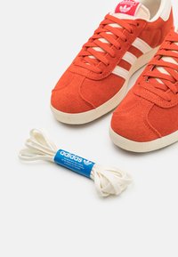 adidas Originals GAZELLE - Športni copati - preloved red/off-white/cream white