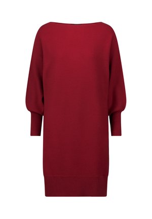 Czerwona swetrowa sukienka z prążkowanej tkaniny, z okrągłym dekoltem, rękawami o długości trzech czwartych i prostym krojem, wykończona jednolitą obszyciem u dołu.