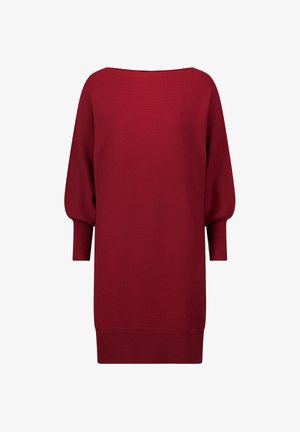 Czerwona swetrowa sukienka z prążkowanej tkaniny, z okrągłym dekoltem, rękawami o długości trzech czwartych i prostym krojem, wykończona jednolitą obszyciem u dołu.