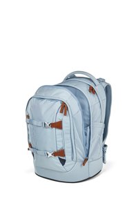 Mochila de tela azul con detalles en cuero marrón. Cuenta con varios compartimentos, correas ajustables y una base resistente con un diseño estructurado.