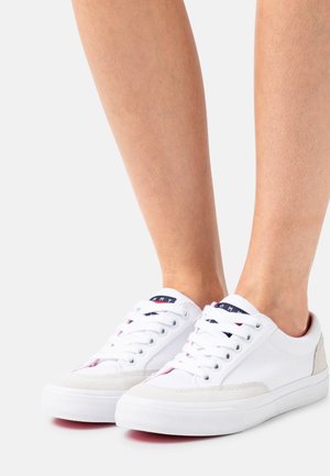 Trainers - white