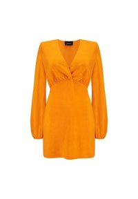 Oranžové šaty s dlouhým rukávem, hlubokým V-výstřihem a nabranými detaily v pase, vyrobené z hladké látky, s volnými rukávy.