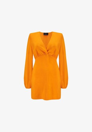 Robe longue orange à manches longues avec un décolleté en V profond et un détail froncé à la taille, fabriquée en tissu lisse, avec des manches bouffantes.