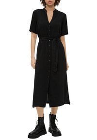 Czarna sukienka o krótkim rękawie z zapinanym przodem, wiązanym w talii i długości do kolan. Posiada fakturowany materiał oraz subtelny fason kołnierzyka.