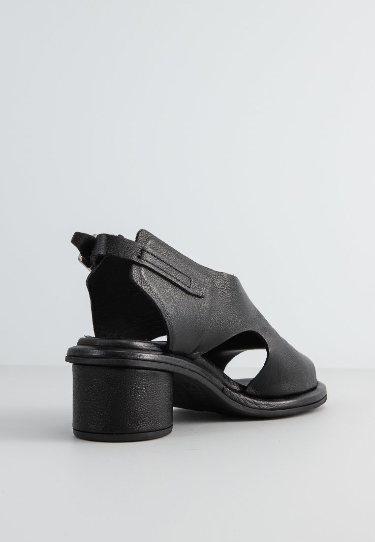 Czarne skórzane sandały z otwartymi bokami, okrągłym noskiem i grubym obcasem. Gładka faktura z minimalnym przeszyciem i bez widocznych ozdób.