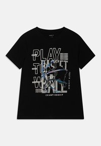 Camiseta de algodón negra con un estampado gráfico que incluye texto y un jugador de baloncesto estilizado en acentos azules y blancos.