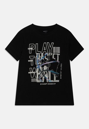 Camiseta de algodón negra con un estampado gráfico que incluye texto y un jugador de baloncesto estilizado en acentos azules y blancos.