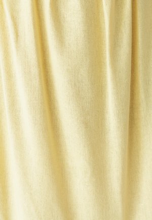 Svetložltá tkanina s jemným textúrovaným povrchom, drapírovaná tak, aby ukázala jemné záhyby a ľahký lesk z prírodných vlákien.