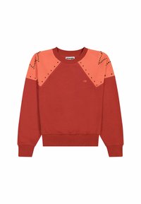 Czerwony bawełniany sweatshirt z różowymi panelami na ramionach ozdobionymi ćwiekami, ściągaczami na rękawach oraz okrągłym dekoltem. Logo Wrangler blisko dolnej krawędzi.