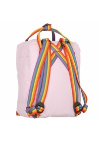 Mochila rosa com tiras listradas de várias cores, apresentando um design plano, forma retangular e detalhes em metal preto.