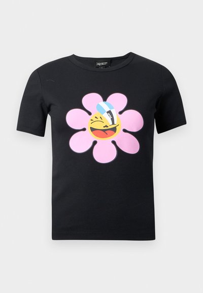 Zwarte t-shirt met een grote roze bloem in het midden, met een lachend geel gezicht dat een blauw-wit gestreepte pet draagt.