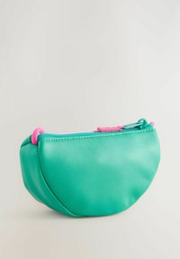 Borsa a forma arrotondata in ecopelle color turchese. Presenta una cerniera rosa e un tirante lungo la parte superiore, con una superficie liscia e testurizzata.