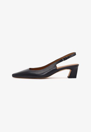 Decolleté slingback in pelle nera con punta appuntita, tacco basso a blocco e cinturino regolabile con fibbia su sfondo bianco.