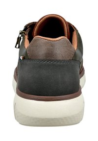 Herren-Sneaker mit einem dunkelgrauen Leder-Obermaterial, braunen Akzenten, einer strukturierten Ferse und einer weißen Sohle. Reißverschlussdetails auf der Rückseite.