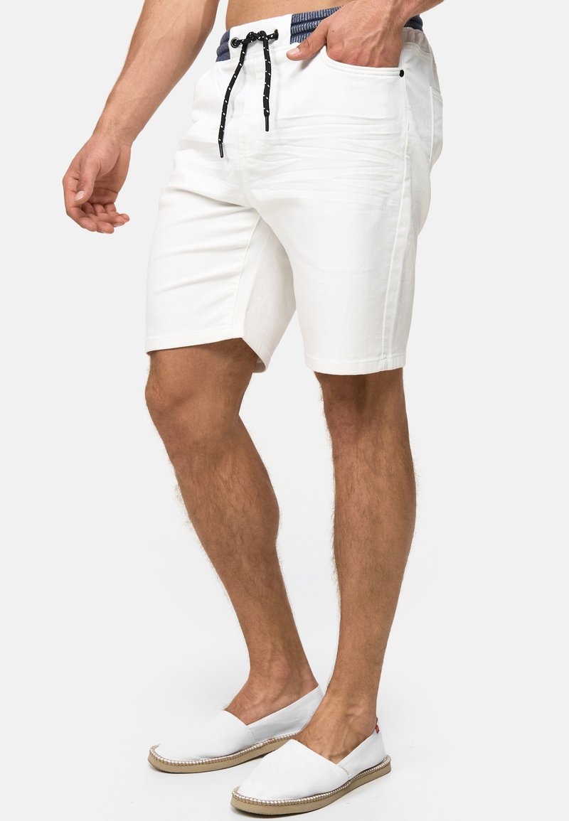 Witte katoen shorts met een trekkoord in de taille, met een contrasterende blauwe stoffenaccent. Zijzakken en een relaxte pasvorm.