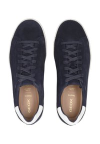 Blaue Wildledersneaker mit runder Zehenform, Schnürung vorne und weißen Akzenten an der Ferse. Das Innere trägt das Branding "GEOX".