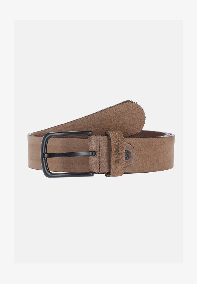 Cinturón de cuero marrón con una textura suave, una hebilla de metal negro rectangular y un detalle de logo notable cerca de la hebilla.