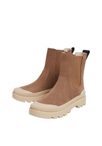 Bruine suède enkelboots met beige rubberen zolen, voorzien van elastische zijkanten, een gekartelde zoolrand en een achterste lus voor gemakkelijk aan- en uittrekken.