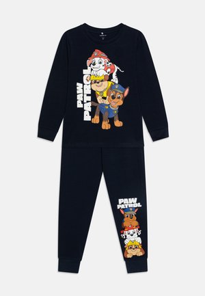 Marineblauw pyjama set met een afbeelding van drie honden uit "Paw Patrol." Langemouw top en broek met elastische tailleband en geborduurde enkels.