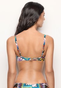Barevný bikini top s květinovým vzorem, nastavitelné ramínka a uzávěr na zadní straně. Vyrobeno z hladké, elastické tkaniny.