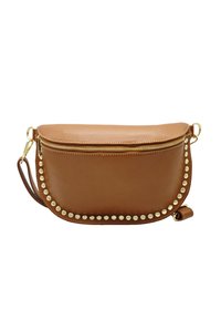 Sacoche en cuir tan avec une forme incurvée, fermeture éclair dorée et clous décoratifs dorés le long du bord avant. Dispose d'une seule sangle.