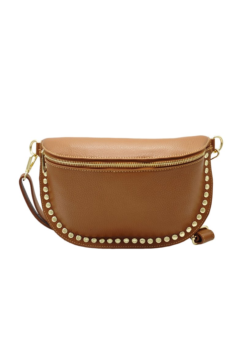 Sacoche en cuir tan avec une forme incurvée, fermeture éclair dorée et clous décoratifs dorés le long du bord avant. Dispose d'une seule sangle.