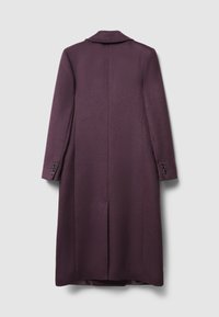 Cappotto lungo di un profondo colore viola, con colletto, texture liscia e fessure laterali. Presenta polsini con bottoni e un design minimalista.