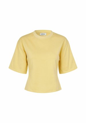 Sárga rövid ujjú, kerek nyakú crop-top, enyhén bővülő szegéllyel, fehér háttéren bemutatva.