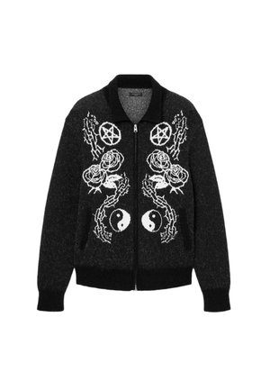 Cardigan negro con cremallera y patrones gráficos en blanco de rosas, pentáculos y símbolos de yin-yang. Hecho de un tejido texturizado con un collar.