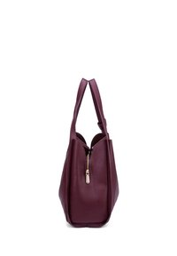 Borsa a mano in pelle bordeaux con finitura testurizzata, chiusura a zip e doppio manico. Forma affusolata e design minimalista.