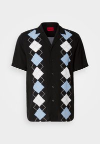 Chemise noire à manches courtes avec boutons, motifs rayés verticaux en argyle bleu et blanc, et col pointu.