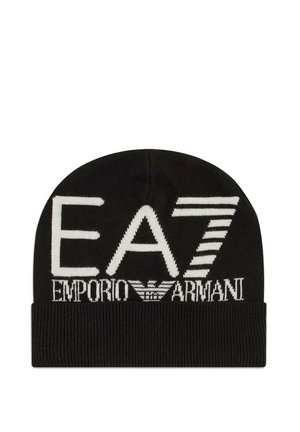Cappello in maglia nero con risvolto e grande scritta a logo bianco EA7 e Emporio Armani sul davanti.