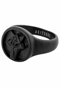 Anillo de metal negro con un diseño de estrella redonda y elevada en la parte frontal, con un acabado texturizado y una banda suave, grabado con "AKITSURE."