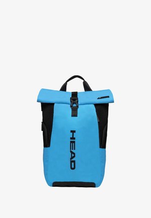 Blauwe rugzak met een oprolbare sluiting en zwarte accenten. Heeft een groot logo aan de voorkant, gaas zijvakken en een stevige handgreep.