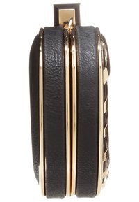 Musta nahkainen clutch, jossa on teksturoitu pinta, varustettuna kultaisilla yksityiskohdilla ja suorakulmaisella soljella, esittelee tyylikkään ja rakenteellisen muotoilun.