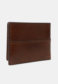 Portafoglio bifold in pelle marrone con cuciture visibili, chiuso e in posizione verticale su uno sfondo bianco semplice.