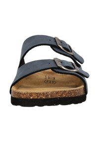 Braune Kork-Fußbett-Sandalen mit zwei dunkelblauen verstellbaren Riemen und silbernen Schnallen, flache Sohle mit strukturiertem schwarzen Gummiausgang.