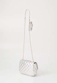 Zilveren gewatteerde handtas met een kettingensluiting, voorzien van een ritssluiting en een gladde metallic textuur. Compacte rechthoekige vorm.