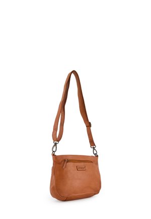 Sac à épaule en cuir marron avec une poche avant zippée, une bandoulière réglable et une texture lisse. Dispose d'une plaque de logo à l'avant.