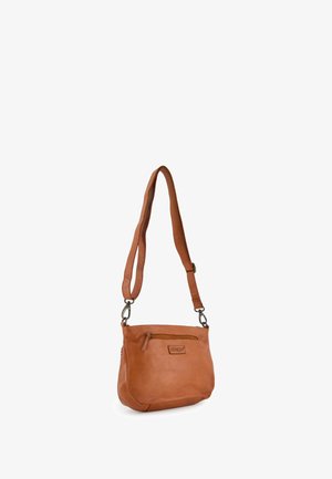 Sac à épaule en cuir marron avec une poche avant zippée, une bandoulière réglable et une texture lisse. Dispose d'une plaque de logo à l'avant.
