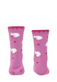 Rosa Socken mit gewelltem oberen Rand, verziert mit weißen Schafen mit roten Schleifen und kleineren Herzen im gesamten Muster. Hergestellt aus weichem, dehnbarem Stoff.