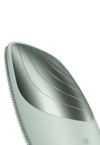 Spazzola per capelli con un manico ergonomico verde chiaro, dotata di una parte superiore curva con accenti scanalati e setole fini sparse per un districamento delicato.