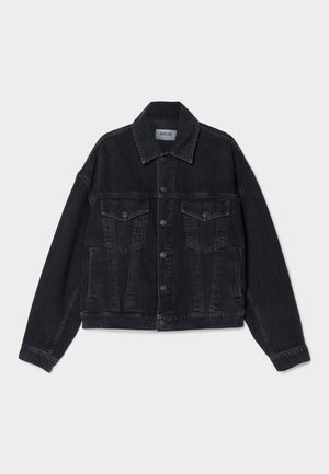 Melnas denima jaka ar klasisku dizainu, aizsargājošu apkakli, divām krūšu kabatām, pogu aizdari un nedaudz pārmērīgu piegriezumu ar nogrieztām malām.