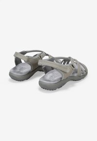 Sandali grigi con un design a strisce, realizzati in materiale morbido, dotati di un plantare imbottito e suola in gomma testurizzata per una buona aderenza.