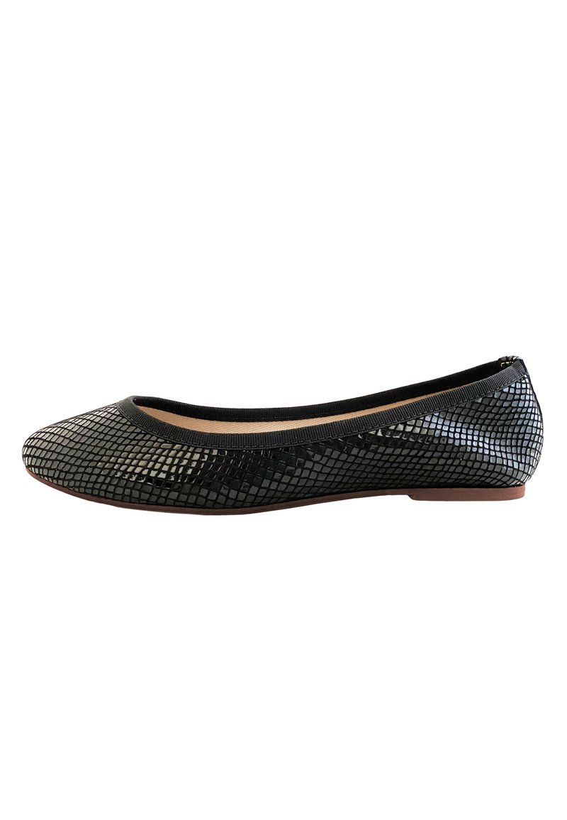 Ballet flats negras con una superficie texturizada y con patrón, puntera redondeada y ribete elástico en el tobillo. Perfil bajo con una suela fina de color marrón.