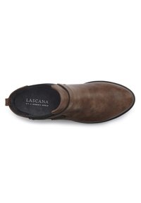 Scarpa da uomo in pelle marrone, con superficie liscia e pannelli elasticizzati sui lati. L'interno presenta una morbida fodera con il logo del marchio.