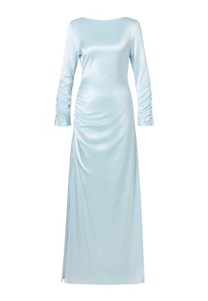 Világoskék szatén ruha hosszú ujjakkal, vállon ráncolt részletekkel és oldalsó sliccel a jobb mozgásért. Sima, fényes anyagfelület.