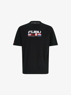 T-shirt en coton noir avec un col rond. Présente le logo "FUBU" en blanc, rouge et bleu, ainsi que les drapeaux des États-Unis, du Canada et du Japon.