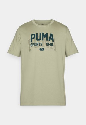 Svijetlozelena pamučna majica kratkih rukava s okruglim izrezom i tamnoplavim PUMA tekstualnim dizajnom koji sadrži "SPORTS 1948" u kontrastnoj boji.