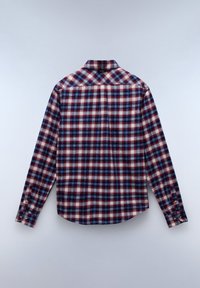 Heren shirt met lange mouwen in een rood, blauw en wit geruiten patroon; met knoopsluiting bij de kraag; gebogen zoom; gemaakt van katoen; met twee knopen bij de manchetten.